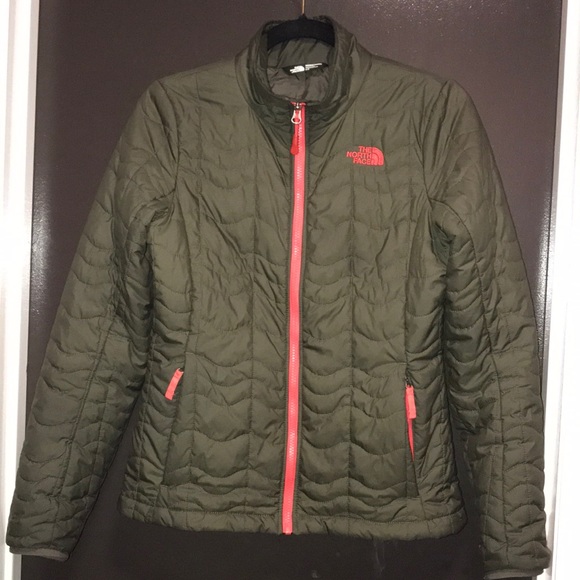 The North Face Jackets & Blazers - The northface light puffer jacket